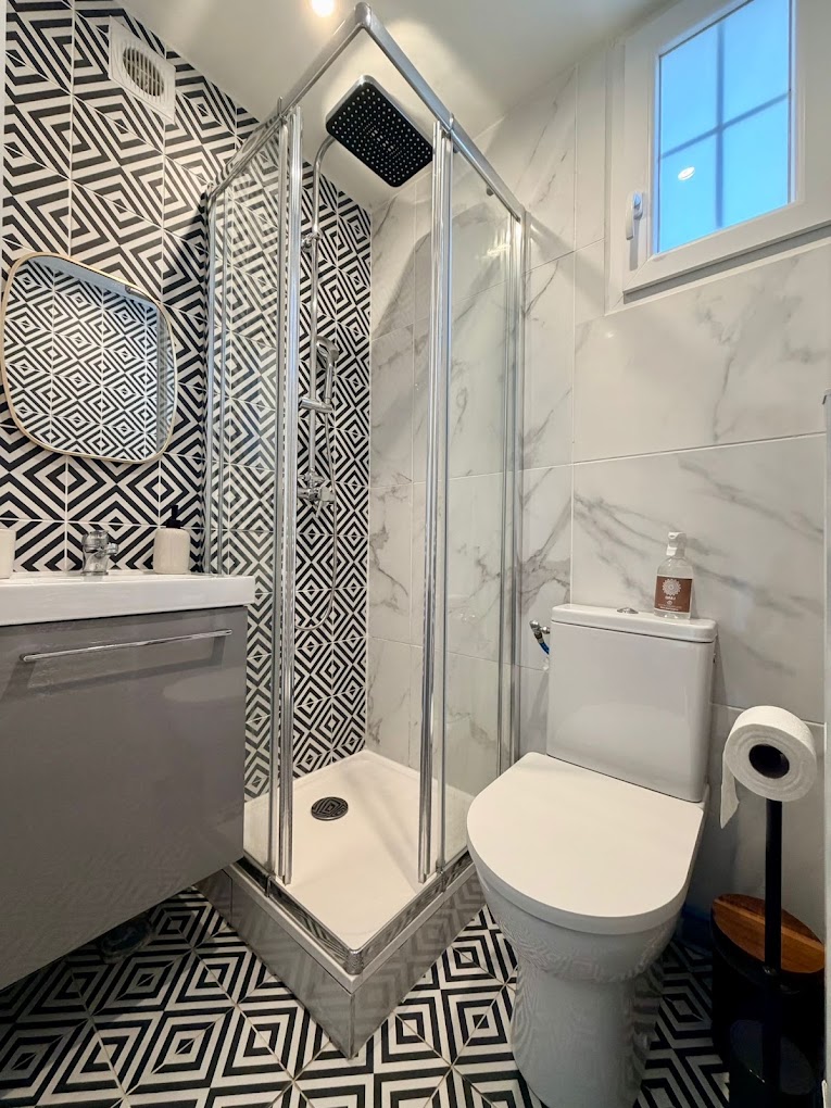 Salle de bain carreaux de ciment noir et blanc