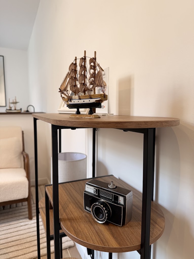 Console en bois avec objets chinés